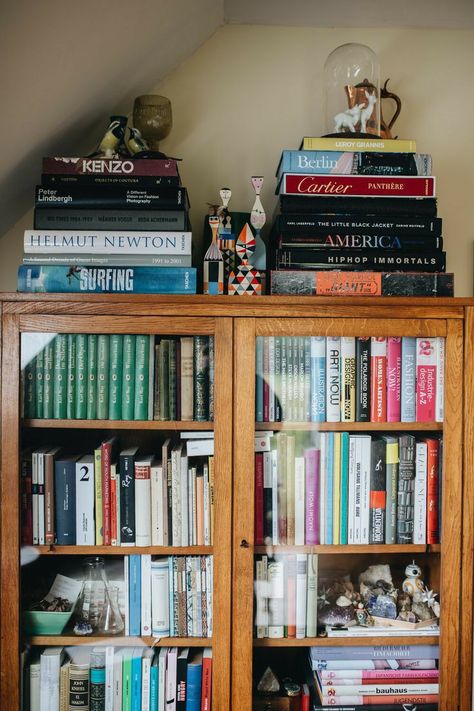 Open Bookshelf Styling, Elle Decoration By Crown, Bookshelves In Bedroom, Open Bookshelves, Bookshelf Styling, Elle Decoration, Interiors Dream, Rack Design, George Vi