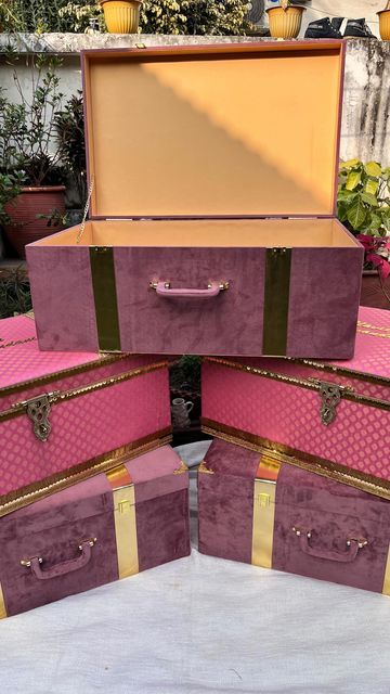 The Art Box: Makeup Organiser/ Vanity/ Jewel Box /Lehenga Trunk on Instagram: "Go Big this wedding season !!!😍🌸 Such pretty combinations we did this family for gifting trousseau trunks to the entire boy’s family members . The dusky peach suede ones were finalised for the boys and the light pink brocade trunks were done for the ladies !! And they came out super pretty 🤩 with each piece personalised with their names for that added special touch 💕 Our Sandook are made in 12 mm pine wood Mdf wit Lehenga Box Packing, Wedding Trunk Ideas, Big Box Gift Wrapping Ideas, Trousseau Trunk, Nikah Ideas, Item References, Makeup Vanity Box, Trunk Decor, Art Deco Makeup