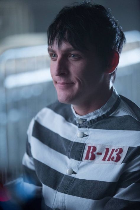 Still of Robin Lord Taylor in Gotham (2014) Robin Lord Taylor, Robin Taylor, Penguin Gotham, Gotham Cast, Gotham Tv Series, Female Joker, Gotham Series, Oswald Cobblepot, Gotham Villains