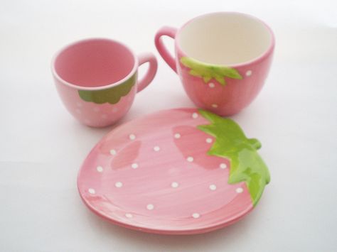 Strawberry Dishes, Pink Cups, Cute Kitchen, Clay Art Projects, Cups And Saucers, Cute Mugs, Diy Clay, Pottery Painting, Clay Projects