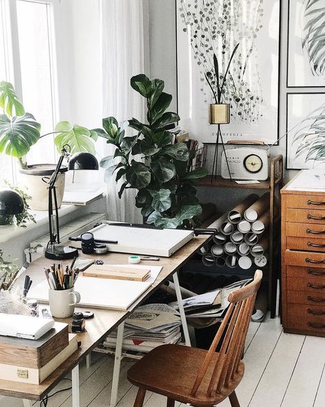 Office Plants and Plant Decorating Ideas to Improve Your Mood at Work! - My Tasteful Space Lots Of Plants, Studio Apartment Design, Home Office Inspiration, My Workspace, Creative Workspace, Workspace Inspiration, Office Plants, H U, The Desk