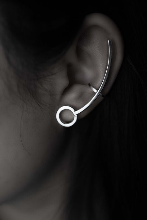 A single piece of totally handmade 925 solid sterling silver ear cuff with a sleek climber design. No piercing is required. Available in both ears Price is for a single earring. Τhis non pierced climber ear cuff earring is made of excellent quality materials and is fully hypoallergenic & nickel free. Material: Sterling Silver 925 Sterling Silver is an alloy made of 92.5% pure Silver and 7.5% Copper. -------------------------------------------- 🎁 Gift Giving Occasions: Wedding Gift Bridesmaids G Ear Cuffs No Piercing Sterling Silver, Ear Cuff Display Ideas, Ear Cuff Design, Ear Cuffs Aesthetic, Earcuffs Earrings, Unisex Earrings, Cuff Earring, Silver Handmade Jewelry, Ear Climbers Earrings