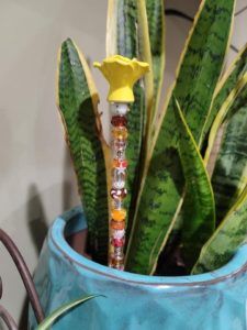 Planter Stakes Diy, How To Make Fairy Garden Stakes, Yard Stakes Diy Projects, How To Make Beaded Garden Stakes, Garden Picks Diy, Diy Plant Picks, Beaded Plant Stakes Diy, Beaded Fairy Garden Stakes Diy, Beaded Suncatcher Diy How To Make