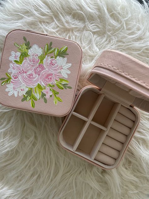 Bachelorette Jewelry, Jewelry Box Painting Ideas, Makeup Boxes, Jewelry Cases, Jewelry Box Design, Bags Makeup, Jewerly Boxes, Painted Jewelry Boxes, Custom Jewelry Box