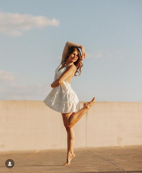 Dance Poses For Pictures Ballet, Dance Poses Non Flexible, Senior Dancer Photography, Dance Senior Photoshoot Ideas, Graduation Ballet Senior Pictures, Cute Dance Poses Picture Ideas, Dance Poses With Skirt, Dance Studio Pictures Photo Shoot, Dance Studio Senior Pictures