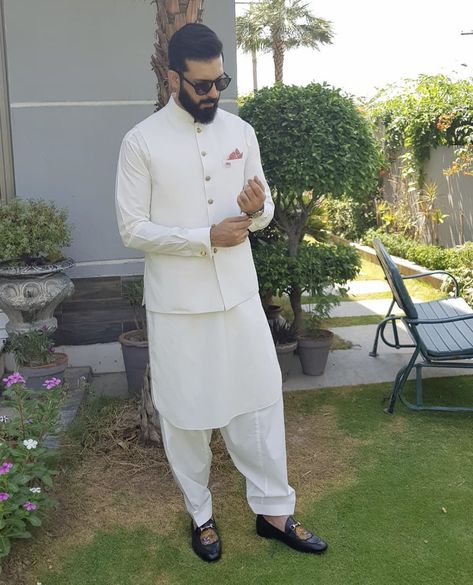 Kurta Pajama Men With Koti, Pathani Suit For Men With Jacket, Pathani Kurta With Jacket, Kurta Pajama Men With Waist Coat, Nikkah Dress For Men, Kurta Pajama Sadri, Nikkah Outfit Men, Boski Shalwar Kameez Men, Off White Kurta For Men