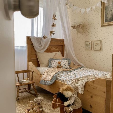 Tiny Toddler Room, Vintage Kids Bedroom, Vintage Toddler Rooms, Whimsical Kids Room, Whimsical Bedding, Vintage Boys Room, Vintage Country Style, Small Country Homes, Vintage Kids Room