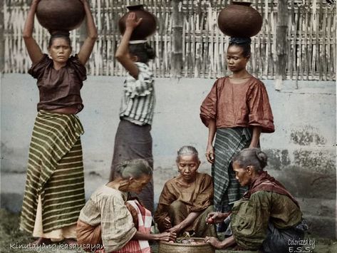 Relive the memories of the old Philippines with these fascinating colorized photographs. Old Filipino Photos, Philippine Tribe, Filipino Character, Classic Filipiniana, Retro Philippines, Vintage Filipiniana, Old Philippines, Filipino Dress, Curren Watch