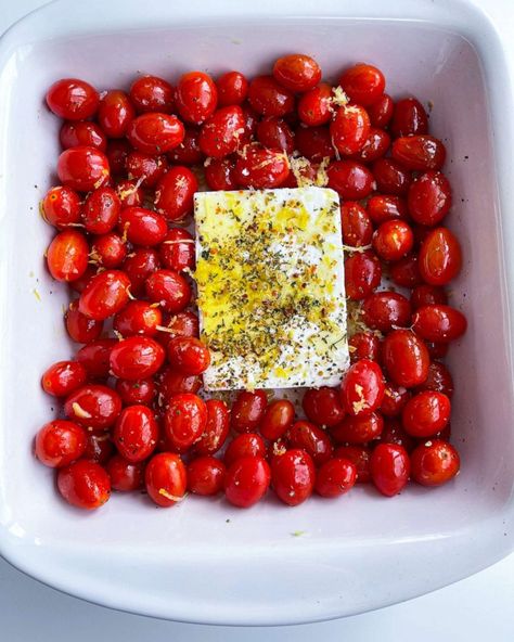 Roasted Tomatoes And Feta, Recept Pasta Oven, Summer Supper, Roasted Tomato Pasta, Tomato And Feta, Feta Recipe, Baked Feta Pasta, Baked Feta, Easy Pasta Dishes