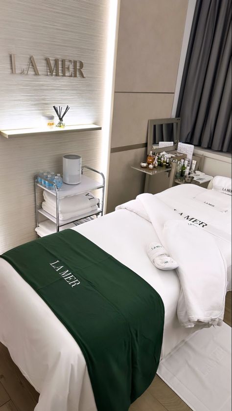 Emerald Esthetician Room, Facial Room Aesthetic, Lash Room Green, Luxury Facial Room, Green Nail Room, Dark Green Esthetician Room, Green Spa Aesthetic, Luxury Med Spa, Facial Bed Setup