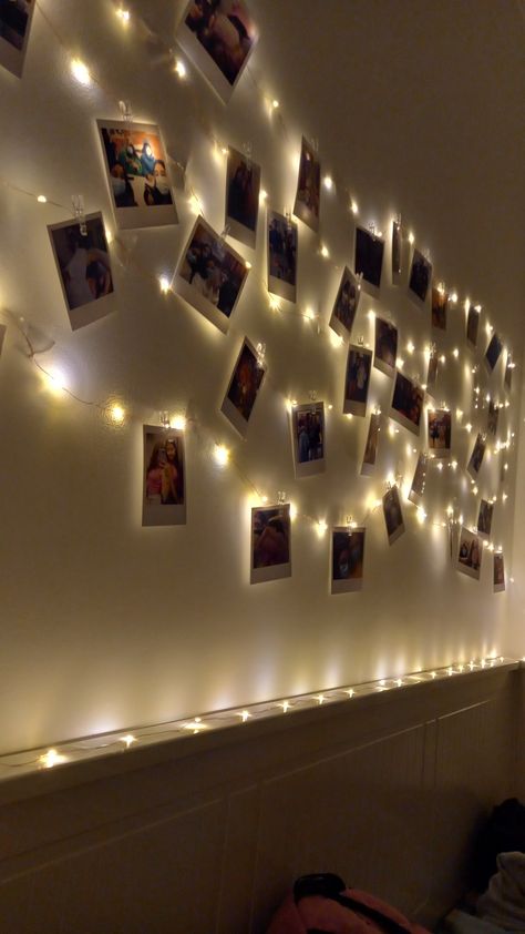 Picture Wall Fairy Lights, Fairy Lights Polaroids, Polaroid Wall Lights, Poloroid Pictures Ideas Fairy Lights, Polariod Board Aesthetic, Pictures With Fairy Lights, Fairy Light Living Room, Photo Wall Fairy Lights, Polaroid Wall Aesthetic