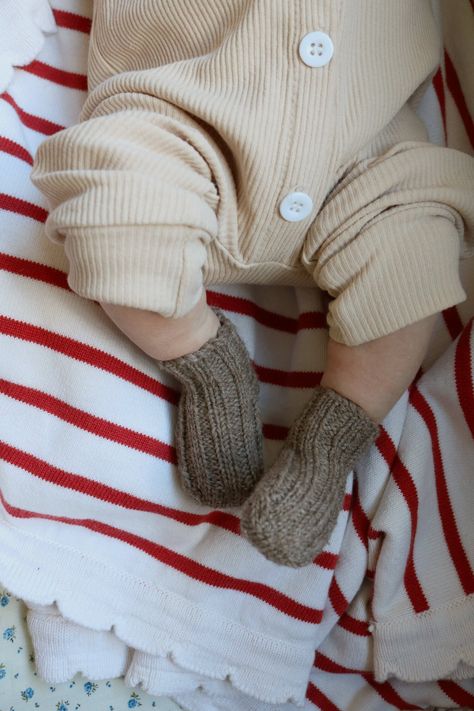 Newborn Knitted Blanket, Socks Knitting Pattern Free, Baby Socks Knitting Pattern, Baby Socks Pattern, Crochet Baby Mittens, Socks Ideas, Socks Knitting Pattern, Crochet Baby Socks, Toddler Mittens