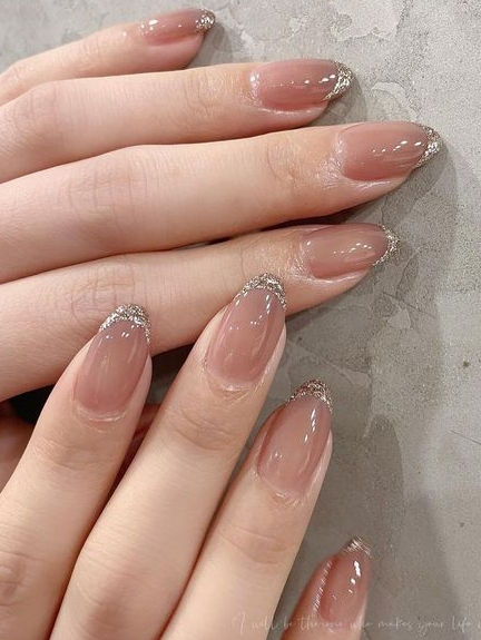 classy gold nails for winter: nude base and glittery French tips Minimal Design Nails, Glam Nails Designs, Minimal Nails Design, Nude Nails Inspo, Nail Art Designs Classy, Nude Nail Art Designs, Nude Nailart, Nailart Nude, Nail Art Nude