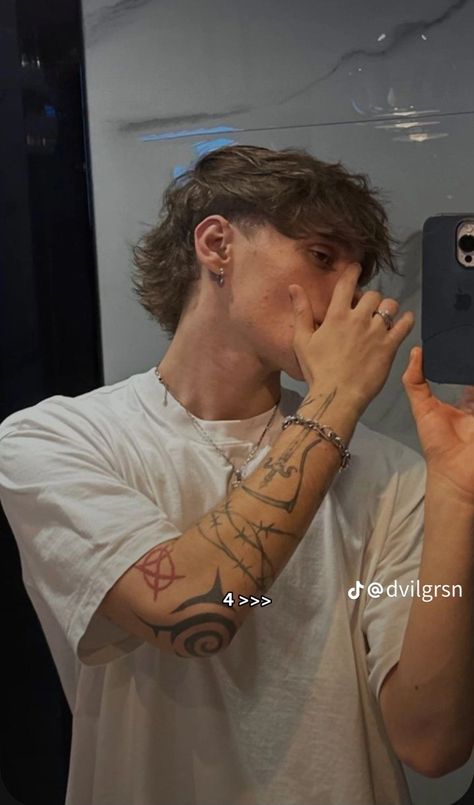 Selfie Ideas For Boys, Mens Straight Hair, Mirror Selfie Ideas, American Traditional Tattoo Ideas, Traditional Tattoo Ideas, Mens Haircuts Short Hair, Traditional Tattoo Designs, Men Haircut Curly Hair, Mullet Haircut