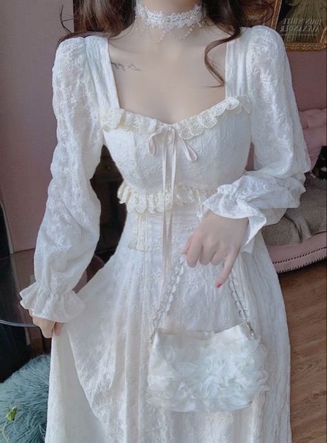 Vintage Dress Elegant, Vintage White Outfit, Vintage Princess Aesthetic Dress, Simple Victorian Dress, 1800s Dresses Casual, Victorian Outfits Women, Victorian Style Dresses, Victorian Day Dress, French Cottagecore