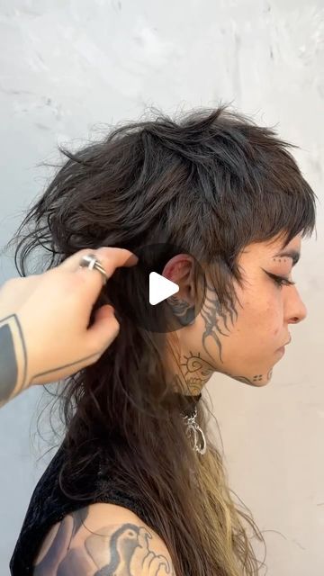 Short Shaved Mullet, Mullet Balayage, How To Cut A Mullet Female, Short Front Long Back Hair, Short In The Front Long In The Back Hair, Harajuku Haircut, Styling Mullet, How To Style A Mullet, Mullets On Women