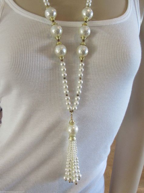 Detail 2. Christian Dior Vintage Pearl Tassel Runway Necklace, Sautoir Pearl Ideas, Runway Necklace, Jewelry Making Earrings, Dior Vintage, Pearl Jewellery, Vintage Pearl, Pearl Design, Faux Pearl Necklace, Vintage Pearls