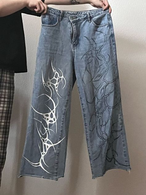 Designs To Paint On Jeans, Painted Pants Design, Pants Design Paint, Bleach Painting Jeans, Jean Designs Diy, Custom Clothes Streetwear, Bleach Art Jeans, Painted Pants Idea, Bleach Pants Ideas