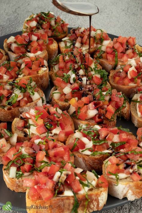 Quick Italian Recipes, Bruschetta Recept, Tomato Bruschetta Recipe, Tomatoes And Cheese, Italian Dinner Party, Tomato Bruschetta, Bruschetta Recipe, Italian Recipe, Italian Dinner