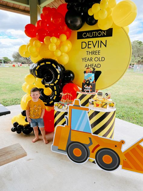 Done by the amazing @susysoirees Work Truck Birthday Party, Construction Theme Birthday Party Backdrop, Blippi Tractor Birthday, Excavator Theme Birthday Party, 3rd Bday Construction, Construction Birthday Balloon Arch, Construction Birthday Party Outfit, Construction Theme Decor, Excavator Birthday Theme