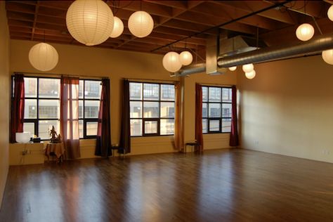 Yoga Lighting, Basement Yoga Studio, Small Yoga Studio Design, Small Yoga Studio, Yoga Studio Design Ideas, Dancing Room, Yoga Studio Interior, Sala Yoga, Dance Studio Design