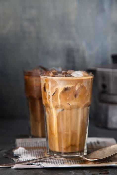 Chilled coffee season is upon us. Rejoice with these beautiful photos of java on ice. Via the Huffington Post. Vodka Drinks, Latte Aesthetic, Seattle Food, Caramel Latte, Milk Shakes, Läcker Mat, Coffee Aesthetic, Halloween Drinks, Fancy Coffee