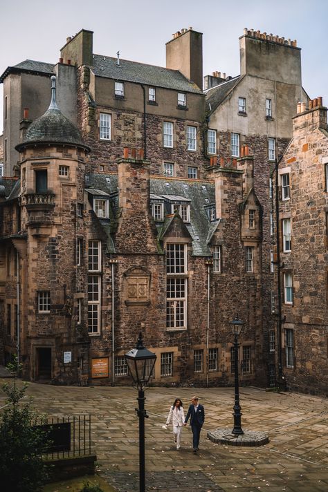 Edinburgh Graduation, Pretty Locations, A Day In Edinburgh, Edinburgh Life Aesthetic, Dark Edinburgh Aesthetic, Edinburgh Buildings, Edinburgh Itinerary, Idk Aesthetic, Edinburgh Photography