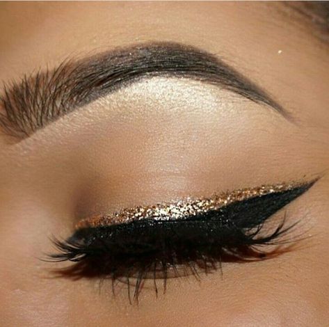 8 Subtle Glitter Makeup Looks For Your Everyday Routine - Society19 Ozzie Eyeshadow Looks Glitter, Vday Makeup, Easy Eyeshadow Looks, Easy Eyeshadow, Quinceanera Makeup, Ideas For Makeup, Makeup Ojos, Gold Eyeliner, Glitter Makeup Looks