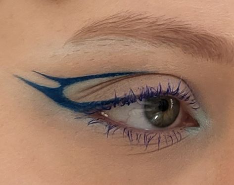 Blue Liner Looks, Blue Under Eyeliner, Blue Graphic Eyeliner, Blue Graphic Liner, Uv Makeup, Pure Makeup, Makeup Ojos, Graphic Makeup, Graphic Eyeliner