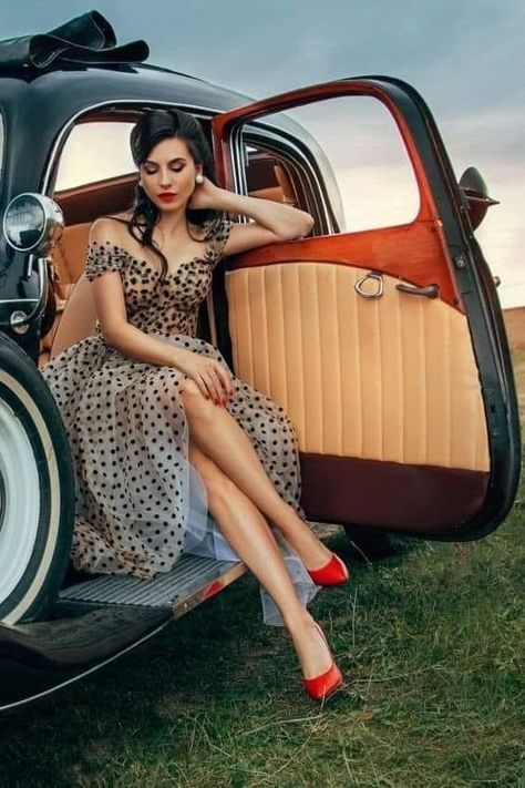 Retro Poses, Vintage Photoshoot 50s, Retro Photoshoot Vintage Photo Ideas, Rockabilly Photoshoot, Pinup Photo Shoot Ideas, 50s Photoshoot, Classic Car Photoshoot, Poses Model, Retro Photoshoot