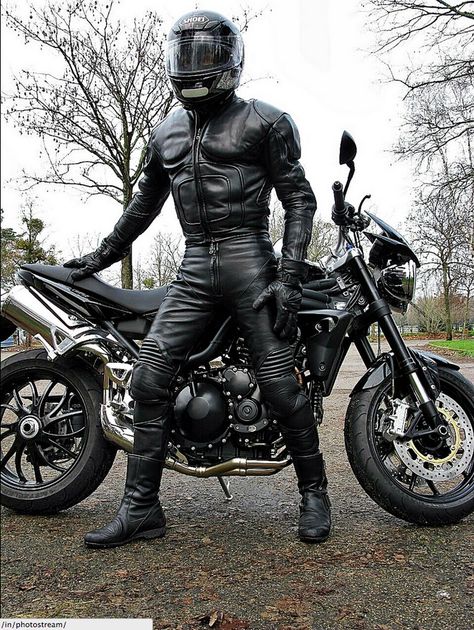 Motorcycle Gear Mens, Motorcycle Suits Men, Motorcycle Leathers Suit, Motorcycle Guy, Leather Fashion Men, Hot Biker Guys, Bike Leathers, Mens Leather Clothing, Horse Riding Clothes