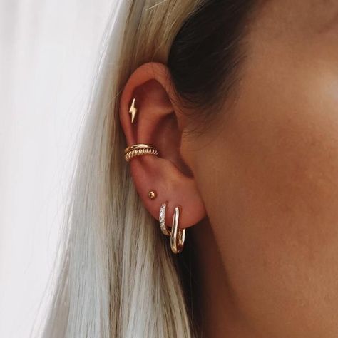 Piecing Oreille, Hear Piercing, Minimalist Ear Piercings, Ear Peircings, Piercing Conch, Types Of Ear Piercings, Piercing Inspo, Cool Ear Piercings, Pretty Ear Piercings