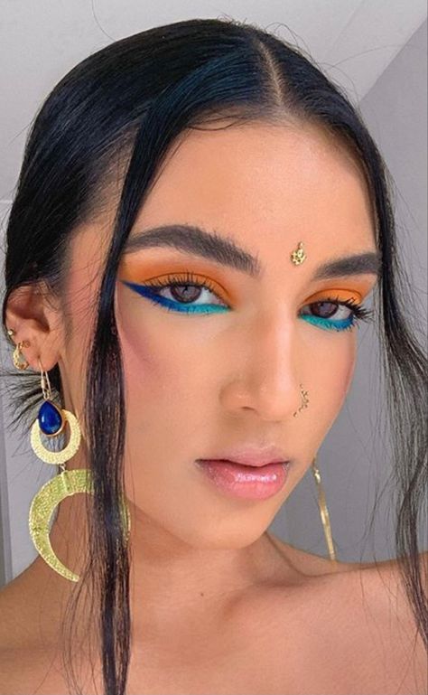 Festival Makeup Eyeliner, Colorful Minimalist Outfit, Make Up 2023 Trends, Fun Eyeshadow Looks Colorful, Neon Party Makeup Ideas, Orange And Blue Makeup, Colorful Eyeliner Makeup, Rave Makeup Looks, Rave Eye Makeup