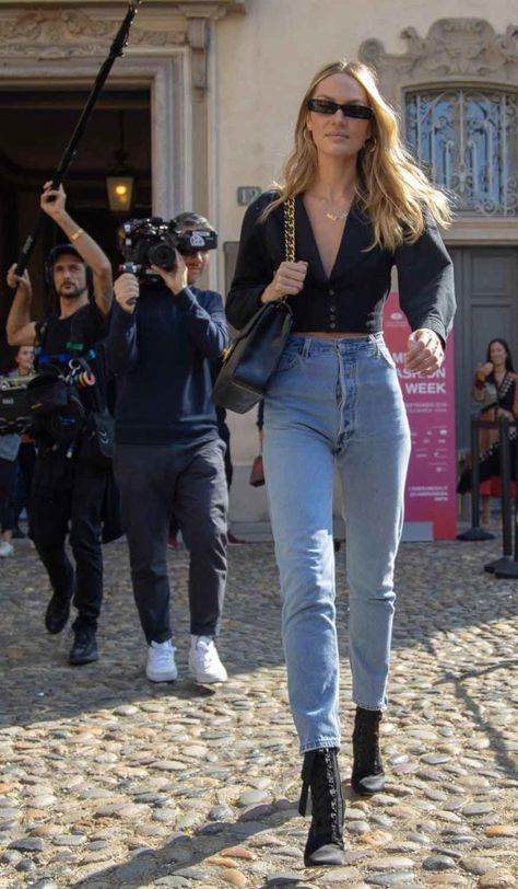 High Waisted Jeans Outfit x 2 - Candice Swanepoel Street Style | Types of Jean Fits Casual Wear Outfits Street Style, Mom Jeans Street Style, Celebrity Jeans Outfit, Fit Jeans Outfit, Fitted Jeans Outfit High Waist, High Jeans Outfit, Outfit Jeans High Waist, High Waist Mom Jeans, Jean Slim Outfit