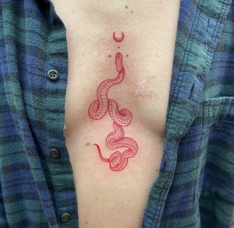 Snake Tattoo On Chest, Snake Tattoo Color, Red Sternum Tattoo, Snake Sternum Tattoo, Sternum Tattoo Black Women, Tattoo Black Women, Snake Tattoo Ideas, Tongue Tattoo, Anatomical Tattoos