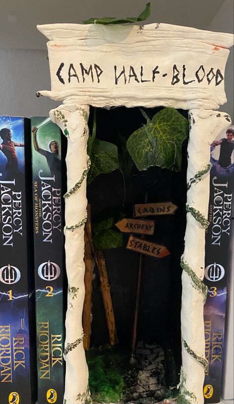 Book Nooks Aesthetic, Book Nooks Percy Jackson, Nook Book Diy, Percy Jackson Booknook, Cute Book Nook Ideas, Bookshelf Book Nook, How To Make A Book Nook Diy, Velaris Book Nook, Hunger Games Book Nook