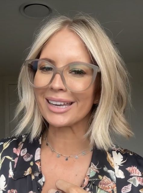 Blonde Bob With Glasses, Celebs With Bobs, Bob Hairstyles With Glasses, 2024 Hairstyles For Women, Chin Length Haircuts, Hair Diffuser, Hairstyles With Glasses, Haute Hair, Wavy Bob