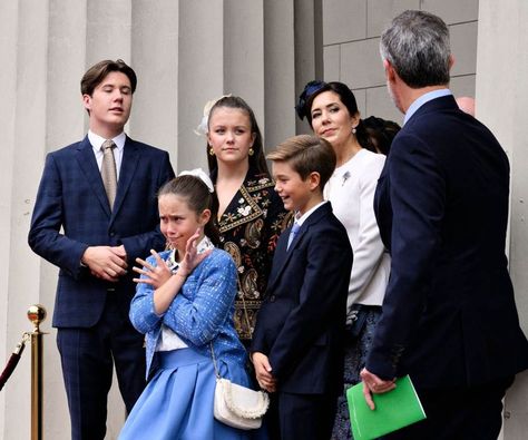 Royal Pictures, Black Tie Outfits, Princess Isabella, Queen Margrethe Ii, Ballet Performances, Smile And Wave, Family Units, Danish Royal Family, Royal Dresses