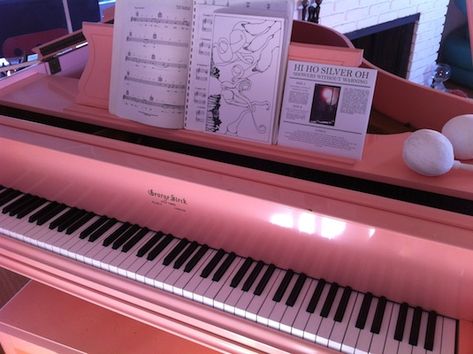 love this pink piano Pink Piano, Hilltop House, Pink Music, Country Bands, Catty Noir, Grand Piano, Pink Vibes, Jack White, Music Aesthetic