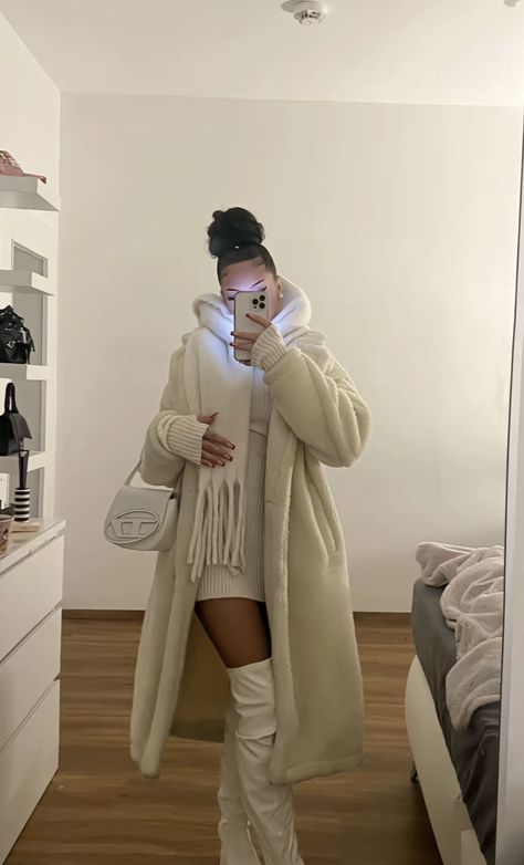 Knee High Winter Boots Outfit, Fancy Cold Outfits, Rich Comfy Outfits, Fall And Winter Outfits Casual, Winter Fits With Uggs, Cream High Boots Outfit, Fall Outfit Elegant, Museum Outfit Winter Casual, Chicago December Outfit