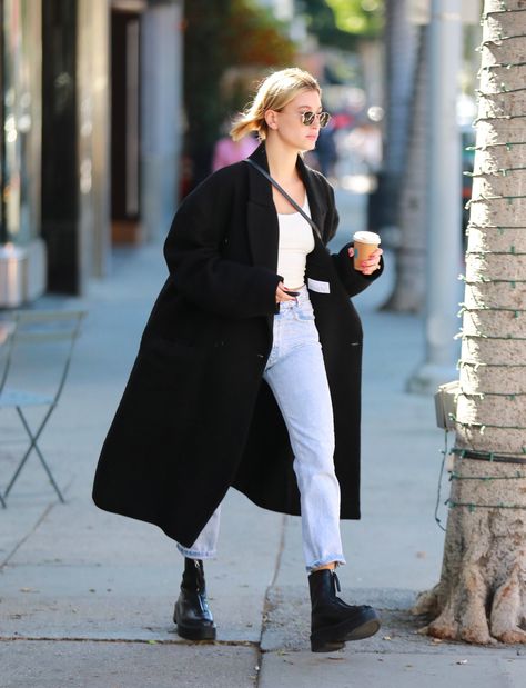 Long Coat Outfit, Hailey Baldwin Style, Blue Bottle Coffee, Fashion Tips For Girls, Fashion Portfolio, Blue Bottle, Hailey Baldwin, Best Street Style, Fashion Hacks Clothes