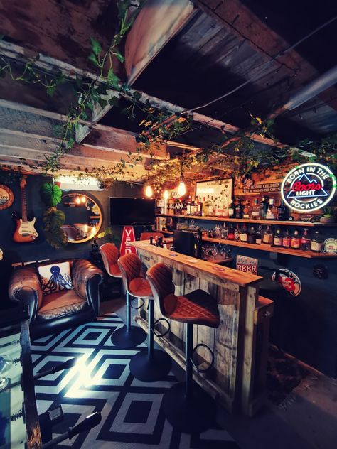 Home bar, pallet bar, cellar bar, gin bar Irish Pub Home Bar, Dive Bar Aesthetic Basement, Rustic Garage Bar Ideas, Garage Pub Ideas, Dive Bar Basement, Basement Dive Bar, Pub Room In House, Mancave Bar Ideas, Pub Bar Ideas