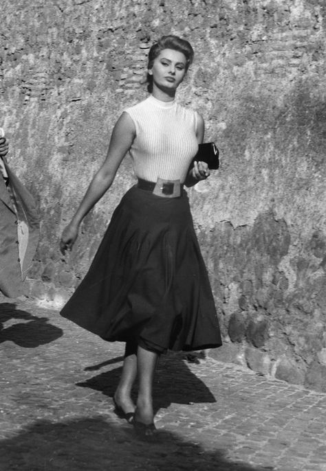 Sophia Loren Style, Silk Dress Design, Sofia Loren, Italian Women, Sophia Loren, Moda Vintage, Looks Chic, Look Vintage, 50s Fashion