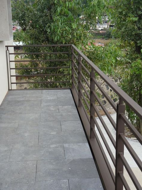 Metal Fence Design, Veranda Railing, Metal Deck Railing, Tiles Color, Deck Railing Ideas, Patio Railing, Deck Railing Design, Balcony Grill, Balcony Grill Design