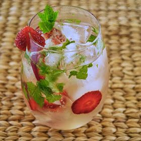 The Foodie Couple: Strawberry Coconut Mojito Drinks Alcohol Recipes Party, Summer Girls Night, Mojito Recipes, Strawberry Mojito Recipe, Easy Mojito Recipe, Coconut Mojito, Low Calorie Cocktails, Party Drinks Alcohol, Strawberry Mojito