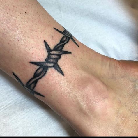 Barbed Wire Band Tattoo, Wrist Barbed Wire Tattoo, Barbwire Traditional Tattoo, Barbwire Wrist Tattoo, Barbed Wire Bracelet Tattoo, Barbed Wire Ankle Tattoo, Tattoo Puas, Bar Wire Tattoo, American Traditional Barbed Wire