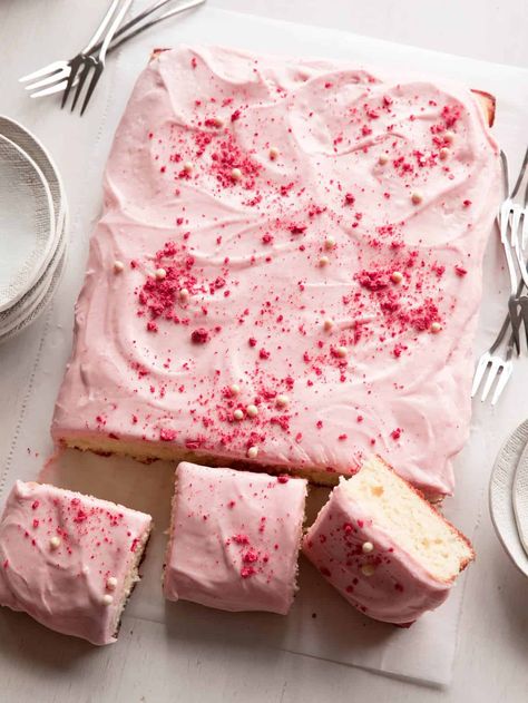 Cake With Strawberry Frosting, Strawberry Icing, Spoon Fork Bacon, Cake With Strawberry, Strawberry Frosting, Sheet Cake Recipes, Savory Cakes, Cake Walk, Strawberry Cakes