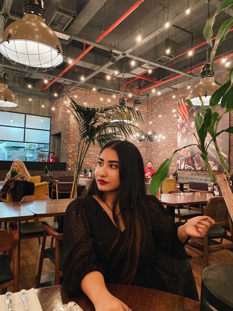 Poses In Restaurant For Women, Photo In Cafe Ideas, Restaurant Photoshoot Ideas, Restaurant Poses, Restaurant Date, Artistic Fashion Photography, Group Picture Poses, Cafe Pictures, Restaurant Pictures