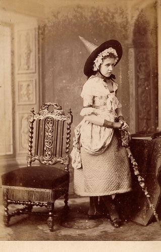 Vintage Witch Costume, 1870s Photos, Witch Aesthetic Outfit, Victorian Witch, Victorian Photography, Witch Photos, Victorian Halloween, Vintage Halloween Images, Witch Pictures