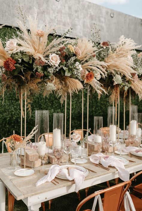 Tall funky wedding centerpieces with pampas grass Boho Chic Wedding Decor, Boho Centerpiece, Table Candles, Boho Wedding Centerpieces, Chic Wedding Decor, Table Rose, Tall Wedding Centerpieces, Table Layout, Reception Tables